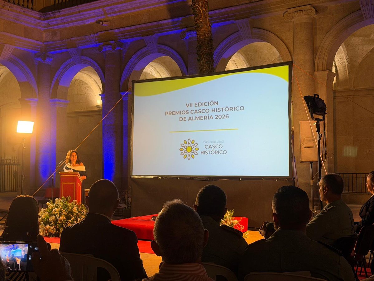 proalmerienses's tweet photo. Un placer haber asistido a la edición VII de los Premios Casco Histórico de Almería, celebrada en el Claustro de la Catedral.

Nuestro agradecimiento a su presidenta, @MagdalenCantero , por la invitación y por su incansable labor impulsando el patrimonio y el comercio de un barrio lleno de riqueza.

¡Enhorabuena a todos los galardonados!
