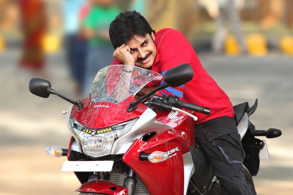 Orangereddy287's tweet photo. After Atharintiki Daredhi 
Maroon solid T shirt,
Red full hands T Shirt,
Cargos,
Honda CBR 250 R Bike, 
chappal craze  📈📈📈📈
Trend Setter for a reason 
Motham ive kanipisthunde apudu 🔥🔥🔥 https://t.co/NffIUmDduZ