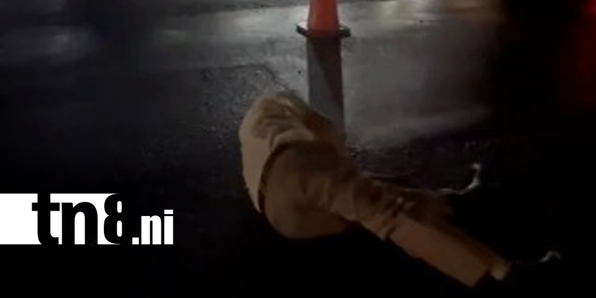 canaltn8's tweet photo. #HAORA | Un fuerte accidente de tránsito se registró en el kilómetro 13.5 de la Carretera Nueva a León, en el sector de la entrada a Xiloá, donde una pareja que se movilizaba en motocicleta resultó lesionada.
De acuerdo con la información preliminar, el conductor de un automóvil con placa CZ 2234 presuntamente circulaba en estado de ebriedad y habría intentado evadir un retén policial instalado en la zona. En medio de la maniobra, perdió el control del vehículo y terminó impactando contra varios motorizados.
Producto de la colisión, una pareja que se movilizaban en una moto sufrieron heridas de consideración y fueron auxiliados y trasladados al Hospital Fernando Vélez Paiz, donde quedaron bajo atención médica.
Mientras tanto, el conductor del automóvil fue detenido y puesto bajo custodia preventiva, a la espera de las investigaciones correspondientes.
#Nicaragua #Sucesos