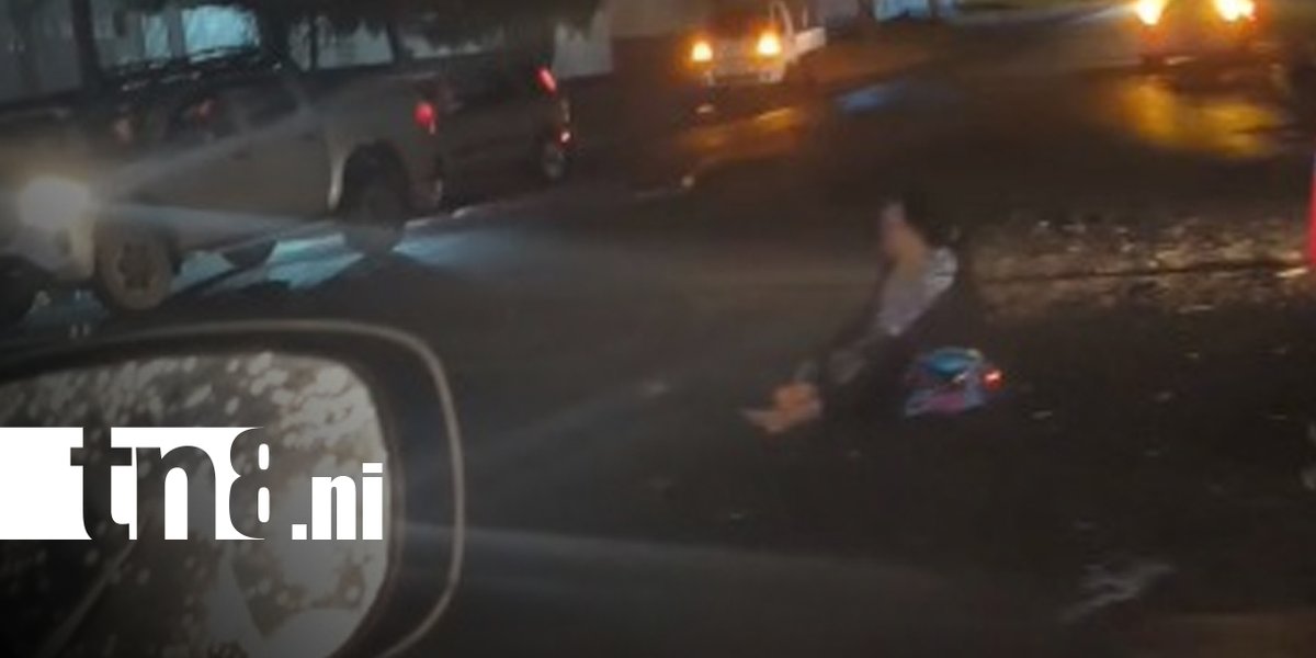 canaltn8's tweet photo. #HAORA | Un fuerte accidente de tránsito se registró en el kilómetro 13.5 de la Carretera Nueva a León, en el sector de la entrada a Xiloá, donde una pareja que se movilizaba en motocicleta resultó lesionada.
De acuerdo con la información preliminar, el conductor de un automóvil con placa CZ 2234 presuntamente circulaba en estado de ebriedad y habría intentado evadir un retén policial instalado en la zona. En medio de la maniobra, perdió el control del vehículo y terminó impactando contra varios motorizados.
Producto de la colisión, una pareja que se movilizaban en una moto sufrieron heridas de consideración y fueron auxiliados y trasladados al Hospital Fernando Vélez Paiz, donde quedaron bajo atención médica.
Mientras tanto, el conductor del automóvil fue detenido y puesto bajo custodia preventiva, a la espera de las investigaciones correspondientes.
#Nicaragua #Sucesos