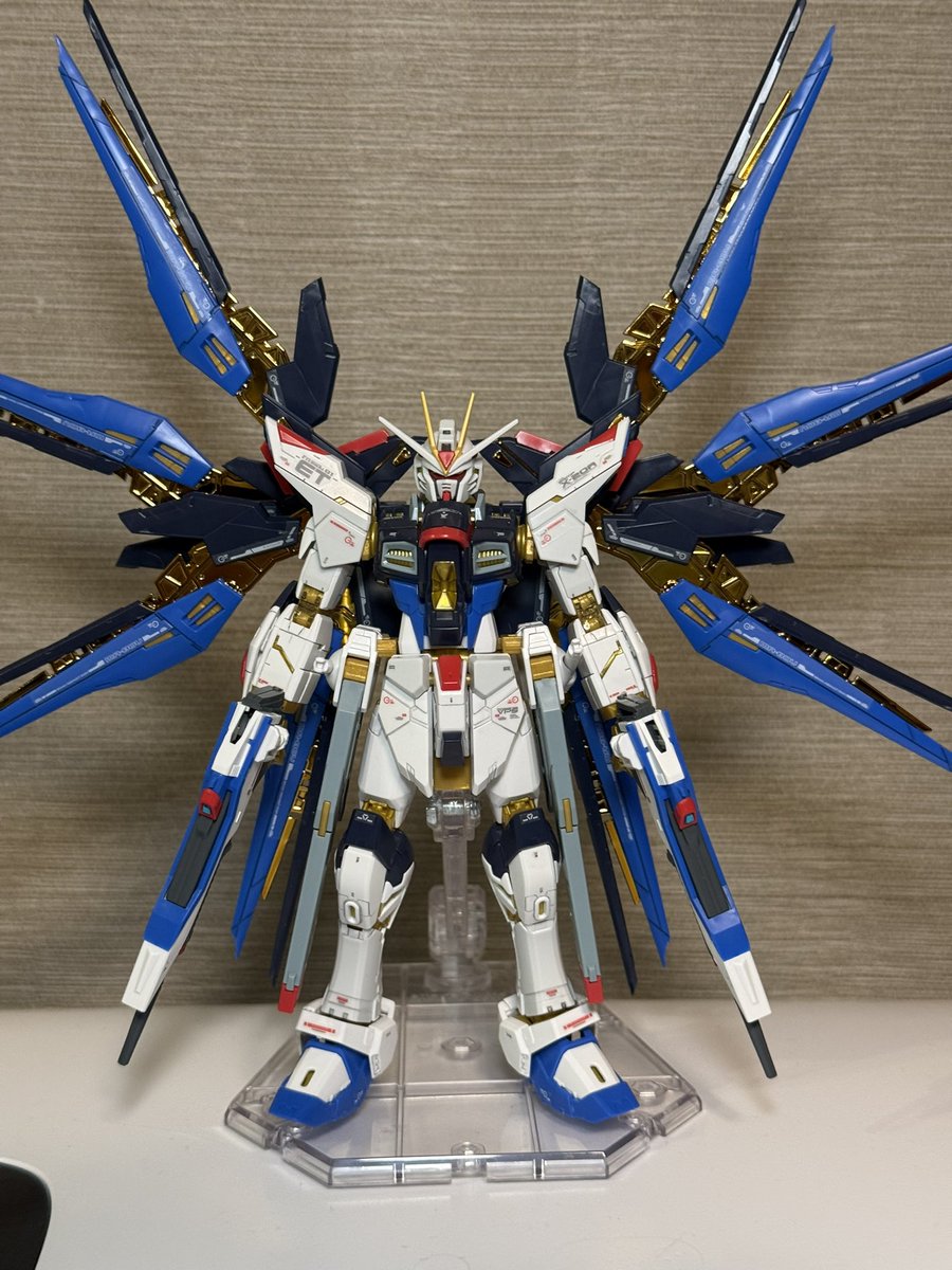 nja000012's tweet photo. RGストライクフリーダム！
スミ入れとデーカル貼り終わりました✨️
これだけで全然違いますね✨️(*  ˊ꒳ˋ*)
関節が弱弱でなかなかポージング決まりませんが満足( ¯﹀¯ )✨️
つや消しは天気が悪いのでまた今度〜😂
#ガンプラ好きと繋がりたい https://t.co/JwOnpUV9O6