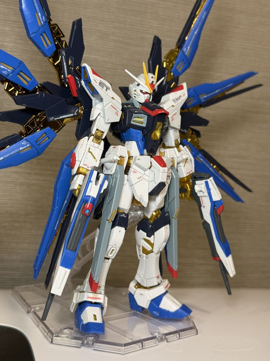 nja000012's tweet photo. RGストライクフリーダム！
スミ入れとデーカル貼り終わりました✨️
これだけで全然違いますね✨️(*  ˊ꒳ˋ*)
関節が弱弱でなかなかポージング決まりませんが満足( ¯﹀¯ )✨️
つや消しは天気が悪いのでまた今度〜😂
#ガンプラ好きと繋がりたい https://t.co/JwOnpUV9O6