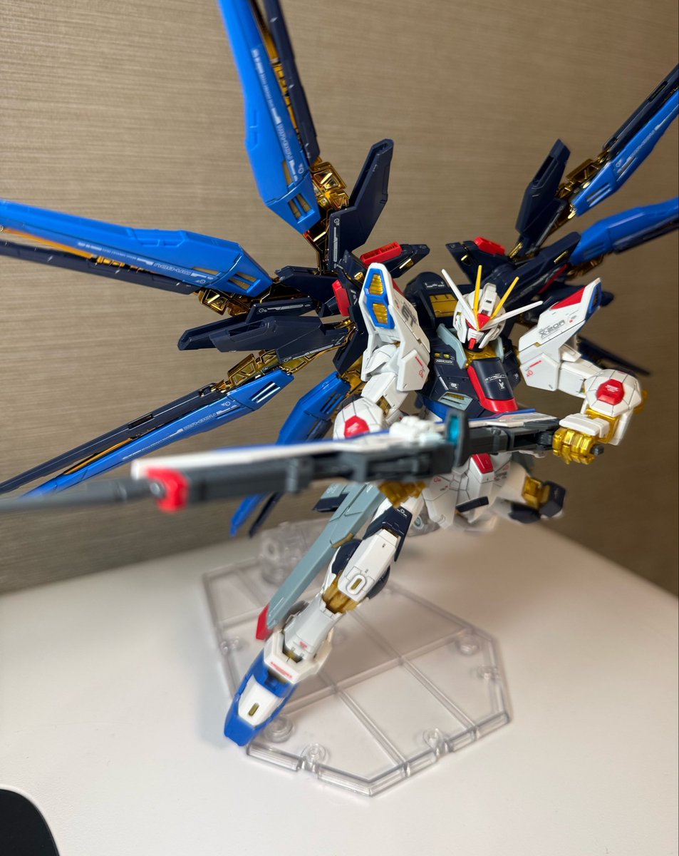 nja000012's tweet photo. RGストライクフリーダム！
スミ入れとデーカル貼り終わりました✨️
これだけで全然違いますね✨️(*  ˊ꒳ˋ*)
関節が弱弱でなかなかポージング決まりませんが満足( ¯﹀¯ )✨️
つや消しは天気が悪いのでまた今度〜😂
#ガンプラ好きと繋がりたい https://t.co/JwOnpUV9O6