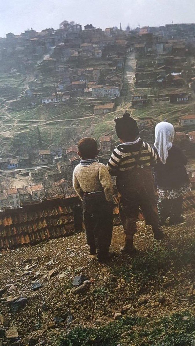 kayamerthasan_'s tweet photo. Şakir Eczacıbaşı'nın objektifinden 1963 senesinde bugün Kanyon AVM'nin bulunduğu sahadan Gültepe'ya uzanan manzara. https://t.co/WTmju3ZjZB