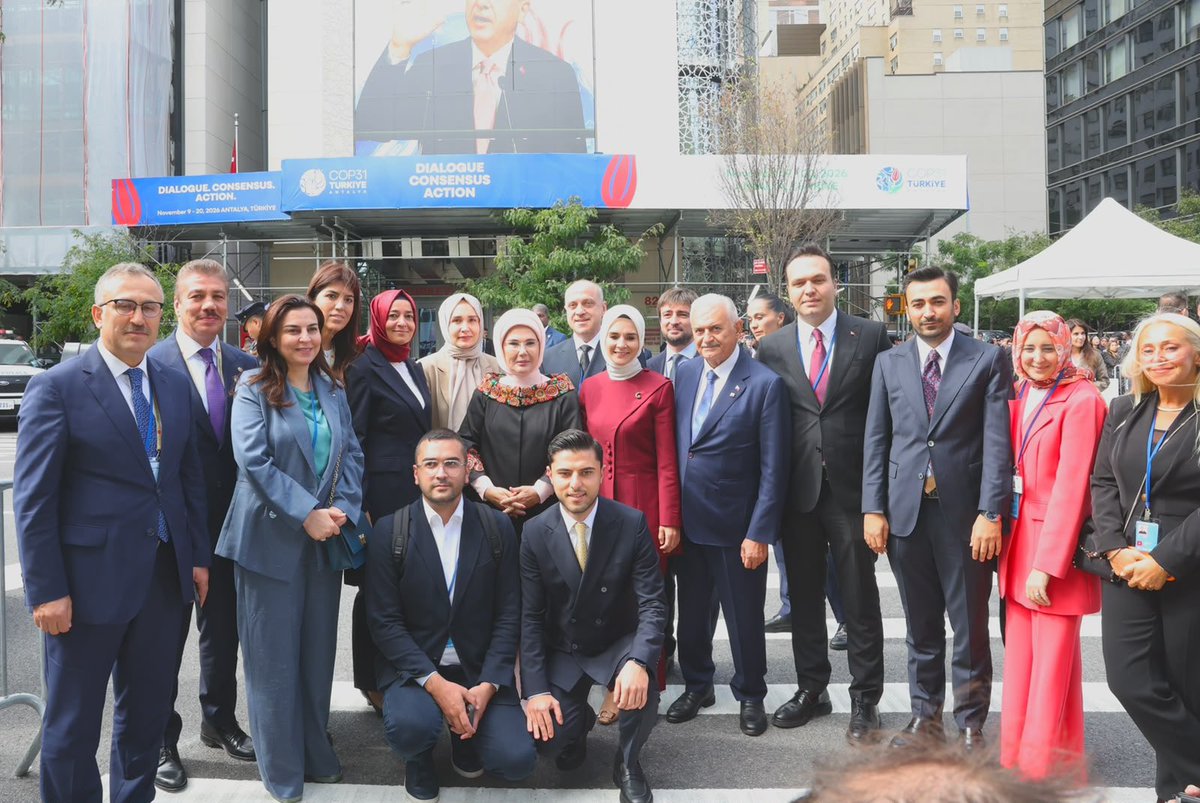 oeonoencueonr's tweet photo. Fatma Betül Sayan da BM toplantısı için New York’a gitmiş. Hatta kendi web sitesinde 23 Eylül’de bir fotoğrafı yüklemiş. Sayan, AKP heyetiyle çektirdiği fotoğraf. Yani ülkede fon vurgunu konuşulurken, işin merkezinde olan Sayan New York’ta BM’de. https://t.co/d3OAGT9HdG