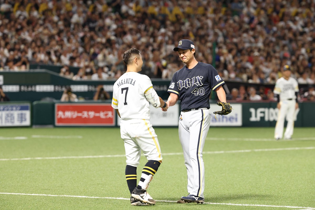 takafullc2's tweet photo. 2007年ドラフトの同期入団＆同学年

中村晃選手と岩嵜翔投手が対戦！

結果は、捕邪飛…！

最後は固い握手を交わしました😭

photo by Kazutaka Kuriki📷 https://t.co/TTU36hDVvg