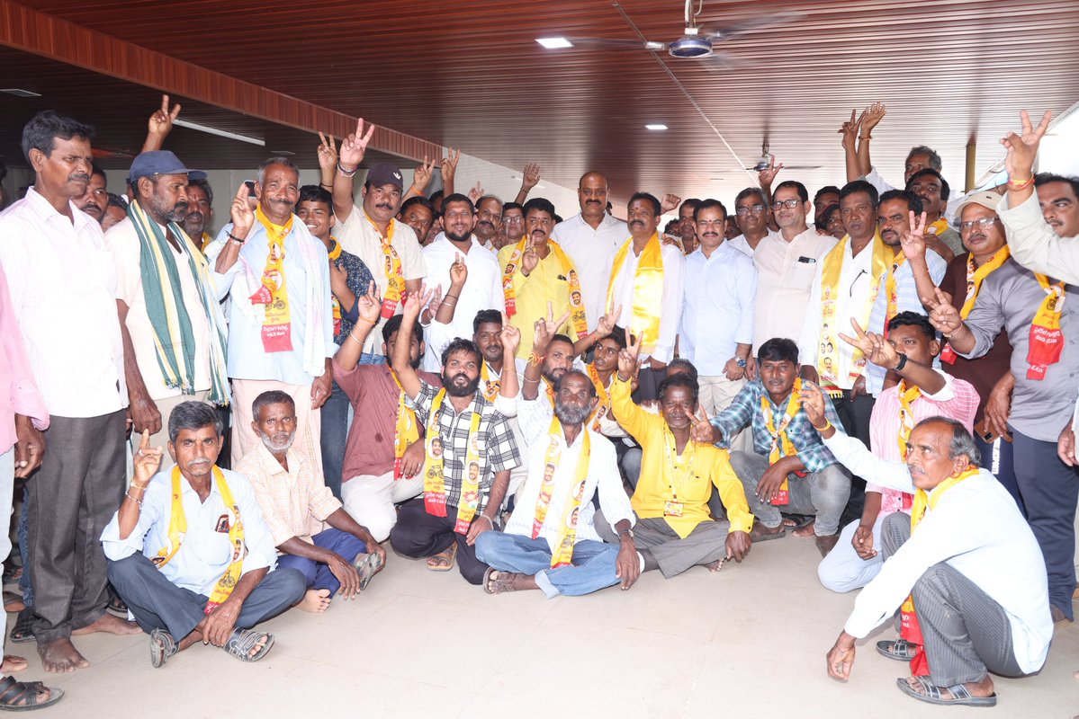 katchannaidu's tweet photo. టెక్కలి నియోజకవర్గంలో తెలుగుదేశం పార్టీకి ప్రజల మద్దతు ఏ స్థాయిలో ఉందో సీతాపురం, తిర్లంగి పంచాయతీల పరిధిలోని దాదాపు 500 కుటుంబాలు వైకాపాను వీడి టీడీపీలో చేరడమే ప్రత్యక్ష నిదర్శనం. నిమ్మాడ క్యాంపు కార్యాలయంలో వారందరికీ పార్టీ కండువాలు కప్పి సాదరంగా ఆహ్వానించాం. వీర రామకృష్ణాపురం సహా తిర్లంగి పరిధిలోని పలు గ్రామాల నుంచి ప్రజలు, కార్యకర్తలు ఇంత పెద్దఎత్తున పార్టీలో చేరడం టెక్కలి అభివృద్ధికి దక్కిన గుర్తింపుగా భావిస్తున్నాం. ప్రజాస్వామ్యంలో ప్రజలు ఎన్నుకున్న నాయకులు ప్రాంతీయ అభివృద్ధికి, ప్రజా సమస్యల పరిష్కారానికి నిరంతరం శ్రమించడమే ప్రధాన బాధ్యత. ఆ బాధ్యతను శిరసావహిస్తూ టెక్కలి నియోజకవర్గాన్ని మోడల్ నియోజకవర్గంగా తీర్చిదిద్దడమే లక్ష్యంగా మేము ముందుకెళ్తున్నాం.

గ్రామాల్లో రహదారులు, డ్రైనేజీ, తాగునీరు, గృహ నిర్మాణం, పింఛన్ల పంపిణీతో పాటు రైతులు, మహిళలు, పేదల సంక్షేమానికి ప్రతి పథకాన్ని అర్హత ఉన్న ప్రతి కుటుంబానికీ పారదర్శకంగా అందిస్తున్నాం. రాజకీయాలకు అతీతంగా, గతంలో ఓట్లు వేయని గ్రామాలను కూడా సమంగా చూస్తూ అభివృద్ధి ఫలాలను అందిస్తున్నాం. ప్రజలకు ఏ చిన్న సమస్య వచ్చినా నా దృష్టికి తీసుకువస్తే వెంటనే పరిష్కరిస్తా. అభివృద్ధి, సంక్షేమం ద్వారాలే ప్రతి ఒక్కరి జీవితాల్లో వెలుగులు నింపడమే మన ప్రభుత్వ ధ్యేయం.

గతంలో ఉన్న హరిశ్చంద్రపురం నియోజకవర్గం నుంచి నేటి టెక్కలి వరకు గత 44 ఏళ్లుగా మా కింజరాపు కుటుంబం ప్రజల సేవకే అంకితమైంది. దివంగత నేత కింజరాపు ఎర్రన్నాయుడు గారు వేసిన బాటలోనే నేను కూడా నిరంతరం నియోజకవర్గ పురోగతికి శ్రమిస్తున్నాను. ఇటీవలే సీతాపురం, వెంకటాపురం గ్రామాల్లో పర్యటించి ప్రత్యక్షంగా మౌలిక వసతుల పనులను పరిశీలించాను. సీతాపురం, తిర్లంగి పరిధిలోని అన్ని గ్రామాల్లో సమగ్ర అభివృద్ధి సాధించేందుకు రోడ్లు, డ్రైనేజీల నిర్మాణంతో పాటు మరిన్ని వసతులు కల్పిస్తాం.

ఈ చేరికల కార్యక్రమంలో భాగస్వాములైన AMC ఛైర్మన్ బగాది శేషగిరిరావు గారికి, టీడీపీలో చేరిన బెండి శ్రీనివాసరావు, బెండి అప్పలసూర్యనారాయణ, టి. జగ్గారావు, బెండి కామరాజు, సోమేశ్వరరావు తదితర నాయకులు, కార్యకర్తలకు మనస్ఫూర్తిగా అభినందనలు తెలియజేస్తున్నాను.
@JaiTDP
@ncbn
@naralokesh