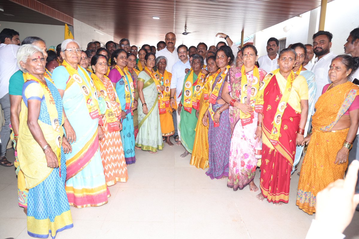 katchannaidu's tweet photo. టెక్కలి నియోజకవర్గంలో తెలుగుదేశం పార్టీకి ప్రజల మద్దతు ఏ స్థాయిలో ఉందో సీతాపురం, తిర్లంగి పంచాయతీల పరిధిలోని దాదాపు 500 కుటుంబాలు వైకాపాను వీడి టీడీపీలో చేరడమే ప్రత్యక్ష నిదర్శనం. నిమ్మాడ క్యాంపు కార్యాలయంలో వారందరికీ పార్టీ కండువాలు కప్పి సాదరంగా ఆహ్వానించాం. వీర రామకృష్ణాపురం సహా తిర్లంగి పరిధిలోని పలు గ్రామాల నుంచి ప్రజలు, కార్యకర్తలు ఇంత పెద్దఎత్తున పార్టీలో చేరడం టెక్కలి అభివృద్ధికి దక్కిన గుర్తింపుగా భావిస్తున్నాం. ప్రజాస్వామ్యంలో ప్రజలు ఎన్నుకున్న నాయకులు ప్రాంతీయ అభివృద్ధికి, ప్రజా సమస్యల పరిష్కారానికి నిరంతరం శ్రమించడమే ప్రధాన బాధ్యత. ఆ బాధ్యతను శిరసావహిస్తూ టెక్కలి నియోజకవర్గాన్ని మోడల్ నియోజకవర్గంగా తీర్చిదిద్దడమే లక్ష్యంగా మేము ముందుకెళ్తున్నాం.

గ్రామాల్లో రహదారులు, డ్రైనేజీ, తాగునీరు, గృహ నిర్మాణం, పింఛన్ల పంపిణీతో పాటు రైతులు, మహిళలు, పేదల సంక్షేమానికి ప్రతి పథకాన్ని అర్హత ఉన్న ప్రతి కుటుంబానికీ పారదర్శకంగా అందిస్తున్నాం. రాజకీయాలకు అతీతంగా, గతంలో ఓట్లు వేయని గ్రామాలను కూడా సమంగా చూస్తూ అభివృద్ధి ఫలాలను అందిస్తున్నాం. ప్రజలకు ఏ చిన్న సమస్య వచ్చినా నా దృష్టికి తీసుకువస్తే వెంటనే పరిష్కరిస్తా. అభివృద్ధి, సంక్షేమం ద్వారాలే ప్రతి ఒక్కరి జీవితాల్లో వెలుగులు నింపడమే మన ప్రభుత్వ ధ్యేయం.

గతంలో ఉన్న హరిశ్చంద్రపురం నియోజకవర్గం నుంచి నేటి టెక్కలి వరకు గత 44 ఏళ్లుగా మా కింజరాపు కుటుంబం ప్రజల సేవకే అంకితమైంది. దివంగత నేత కింజరాపు ఎర్రన్నాయుడు గారు వేసిన బాటలోనే నేను కూడా నిరంతరం నియోజకవర్గ పురోగతికి శ్రమిస్తున్నాను. ఇటీవలే సీతాపురం, వెంకటాపురం గ్రామాల్లో పర్యటించి ప్రత్యక్షంగా మౌలిక వసతుల పనులను పరిశీలించాను. సీతాపురం, తిర్లంగి పరిధిలోని అన్ని గ్రామాల్లో సమగ్ర అభివృద్ధి సాధించేందుకు రోడ్లు, డ్రైనేజీల నిర్మాణంతో పాటు మరిన్ని వసతులు కల్పిస్తాం.

ఈ చేరికల కార్యక్రమంలో భాగస్వాములైన AMC ఛైర్మన్ బగాది శేషగిరిరావు గారికి, టీడీపీలో చేరిన బెండి శ్రీనివాసరావు, బెండి అప్పలసూర్యనారాయణ, టి. జగ్గారావు, బెండి కామరాజు, సోమేశ్వరరావు తదితర నాయకులు, కార్యకర్తలకు మనస్ఫూర్తిగా అభినందనలు తెలియజేస్తున్నాను.
@JaiTDP
@ncbn
@naralokesh