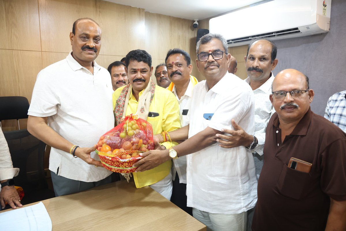 katchannaidu's tweet photo. టెక్కలి నియోజకవర్గంలో తెలుగుదేశం పార్టీకి ప్రజల మద్దతు ఏ స్థాయిలో ఉందో సీతాపురం, తిర్లంగి పంచాయతీల పరిధిలోని దాదాపు 500 కుటుంబాలు వైకాపాను వీడి టీడీపీలో చేరడమే ప్రత్యక్ష నిదర్శనం. నిమ్మాడ క్యాంపు కార్యాలయంలో వారందరికీ పార్టీ కండువాలు కప్పి సాదరంగా ఆహ్వానించాం. వీర రామకృష్ణాపురం సహా తిర్లంగి పరిధిలోని పలు గ్రామాల నుంచి ప్రజలు, కార్యకర్తలు ఇంత పెద్దఎత్తున పార్టీలో చేరడం టెక్కలి అభివృద్ధికి దక్కిన గుర్తింపుగా భావిస్తున్నాం. ప్రజాస్వామ్యంలో ప్రజలు ఎన్నుకున్న నాయకులు ప్రాంతీయ అభివృద్ధికి, ప్రజా సమస్యల పరిష్కారానికి నిరంతరం శ్రమించడమే ప్రధాన బాధ్యత. ఆ బాధ్యతను శిరసావహిస్తూ టెక్కలి నియోజకవర్గాన్ని మోడల్ నియోజకవర్గంగా తీర్చిదిద్దడమే లక్ష్యంగా మేము ముందుకెళ్తున్నాం.

గ్రామాల్లో రహదారులు, డ్రైనేజీ, తాగునీరు, గృహ నిర్మాణం, పింఛన్ల పంపిణీతో పాటు రైతులు, మహిళలు, పేదల సంక్షేమానికి ప్రతి పథకాన్ని అర్హత ఉన్న ప్రతి కుటుంబానికీ పారదర్శకంగా అందిస్తున్నాం. రాజకీయాలకు అతీతంగా, గతంలో ఓట్లు వేయని గ్రామాలను కూడా సమంగా చూస్తూ అభివృద్ధి ఫలాలను అందిస్తున్నాం. ప్రజలకు ఏ చిన్న సమస్య వచ్చినా నా దృష్టికి తీసుకువస్తే వెంటనే పరిష్కరిస్తా. అభివృద్ధి, సంక్షేమం ద్వారాలే ప్రతి ఒక్కరి జీవితాల్లో వెలుగులు నింపడమే మన ప్రభుత్వ ధ్యేయం.

గతంలో ఉన్న హరిశ్చంద్రపురం నియోజకవర్గం నుంచి నేటి టెక్కలి వరకు గత 44 ఏళ్లుగా మా కింజరాపు కుటుంబం ప్రజల సేవకే అంకితమైంది. దివంగత నేత కింజరాపు ఎర్రన్నాయుడు గారు వేసిన బాటలోనే నేను కూడా నిరంతరం నియోజకవర్గ పురోగతికి శ్రమిస్తున్నాను. ఇటీవలే సీతాపురం, వెంకటాపురం గ్రామాల్లో పర్యటించి ప్రత్యక్షంగా మౌలిక వసతుల పనులను పరిశీలించాను. సీతాపురం, తిర్లంగి పరిధిలోని అన్ని గ్రామాల్లో సమగ్ర అభివృద్ధి సాధించేందుకు రోడ్లు, డ్రైనేజీల నిర్మాణంతో పాటు మరిన్ని వసతులు కల్పిస్తాం.

ఈ చేరికల కార్యక్రమంలో భాగస్వాములైన AMC ఛైర్మన్ బగాది శేషగిరిరావు గారికి, టీడీపీలో చేరిన బెండి శ్రీనివాసరావు, బెండి అప్పలసూర్యనారాయణ, టి. జగ్గారావు, బెండి కామరాజు, సోమేశ్వరరావు తదితర నాయకులు, కార్యకర్తలకు మనస్ఫూర్తిగా అభినందనలు తెలియజేస్తున్నాను.
@JaiTDP
@ncbn
@naralokesh