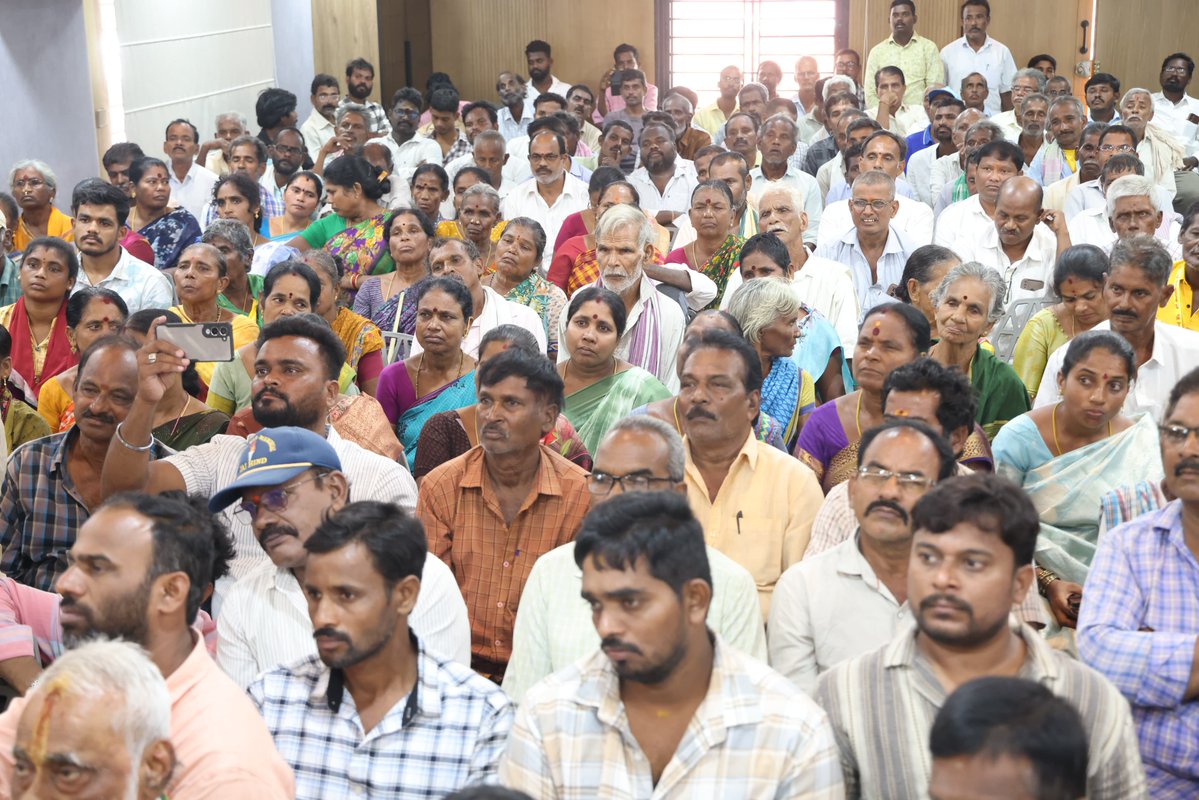 katchannaidu's tweet photo. టెక్కలి నియోజకవర్గంలో తెలుగుదేశం పార్టీకి ప్రజల మద్దతు ఏ స్థాయిలో ఉందో సీతాపురం, తిర్లంగి పంచాయతీల పరిధిలోని దాదాపు 500 కుటుంబాలు వైకాపాను వీడి టీడీపీలో చేరడమే ప్రత్యక్ష నిదర్శనం. నిమ్మాడ క్యాంపు కార్యాలయంలో వారందరికీ పార్టీ కండువాలు కప్పి సాదరంగా ఆహ్వానించాం. వీర రామకృష్ణాపురం సహా తిర్లంగి పరిధిలోని పలు గ్రామాల నుంచి ప్రజలు, కార్యకర్తలు ఇంత పెద్దఎత్తున పార్టీలో చేరడం టెక్కలి అభివృద్ధికి దక్కిన గుర్తింపుగా భావిస్తున్నాం. ప్రజాస్వామ్యంలో ప్రజలు ఎన్నుకున్న నాయకులు ప్రాంతీయ అభివృద్ధికి, ప్రజా సమస్యల పరిష్కారానికి నిరంతరం శ్రమించడమే ప్రధాన బాధ్యత. ఆ బాధ్యతను శిరసావహిస్తూ టెక్కలి నియోజకవర్గాన్ని మోడల్ నియోజకవర్గంగా తీర్చిదిద్దడమే లక్ష్యంగా మేము ముందుకెళ్తున్నాం.

గ్రామాల్లో రహదారులు, డ్రైనేజీ, తాగునీరు, గృహ నిర్మాణం, పింఛన్ల పంపిణీతో పాటు రైతులు, మహిళలు, పేదల సంక్షేమానికి ప్రతి పథకాన్ని అర్హత ఉన్న ప్రతి కుటుంబానికీ పారదర్శకంగా అందిస్తున్నాం. రాజకీయాలకు అతీతంగా, గతంలో ఓట్లు వేయని గ్రామాలను కూడా సమంగా చూస్తూ అభివృద్ధి ఫలాలను అందిస్తున్నాం. ప్రజలకు ఏ చిన్న సమస్య వచ్చినా నా దృష్టికి తీసుకువస్తే వెంటనే పరిష్కరిస్తా. అభివృద్ధి, సంక్షేమం ద్వారాలే ప్రతి ఒక్కరి జీవితాల్లో వెలుగులు నింపడమే మన ప్రభుత్వ ధ్యేయం.

గతంలో ఉన్న హరిశ్చంద్రపురం నియోజకవర్గం నుంచి నేటి టెక్కలి వరకు గత 44 ఏళ్లుగా మా కింజరాపు కుటుంబం ప్రజల సేవకే అంకితమైంది. దివంగత నేత కింజరాపు ఎర్రన్నాయుడు గారు వేసిన బాటలోనే నేను కూడా నిరంతరం నియోజకవర్గ పురోగతికి శ్రమిస్తున్నాను. ఇటీవలే సీతాపురం, వెంకటాపురం గ్రామాల్లో పర్యటించి ప్రత్యక్షంగా మౌలిక వసతుల పనులను పరిశీలించాను. సీతాపురం, తిర్లంగి పరిధిలోని అన్ని గ్రామాల్లో సమగ్ర అభివృద్ధి సాధించేందుకు రోడ్లు, డ్రైనేజీల నిర్మాణంతో పాటు మరిన్ని వసతులు కల్పిస్తాం.

ఈ చేరికల కార్యక్రమంలో భాగస్వాములైన AMC ఛైర్మన్ బగాది శేషగిరిరావు గారికి, టీడీపీలో చేరిన బెండి శ్రీనివాసరావు, బెండి అప్పలసూర్యనారాయణ, టి. జగ్గారావు, బెండి కామరాజు, సోమేశ్వరరావు తదితర నాయకులు, కార్యకర్తలకు మనస్ఫూర్తిగా అభినందనలు తెలియజేస్తున్నాను.
@JaiTDP
@ncbn
@naralokesh