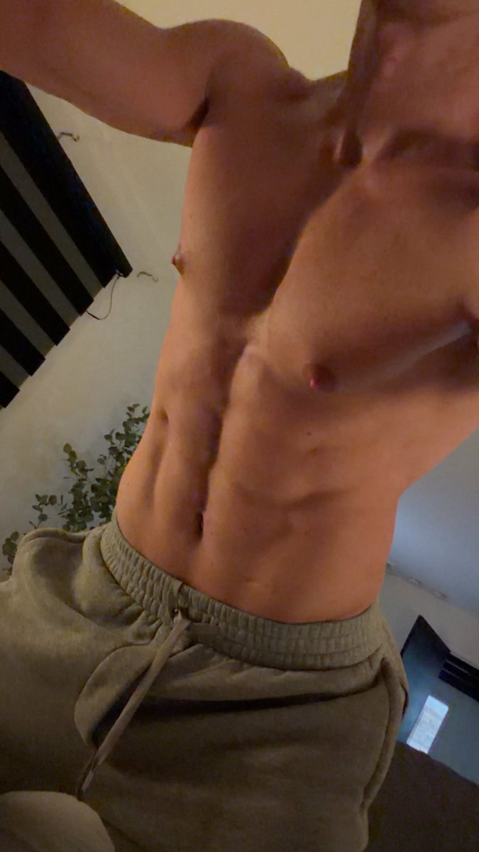 MattAustinson's tweet photo. POV: you came over to “hang out” and now I’m wondering how long you’re gonna keep pretending you’re not staring. 😏

#gymbro #gaytwitter #fitguys #shirtless https://t.co/jdX7lBMq1o