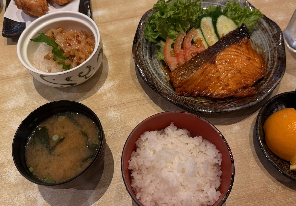 spectrumlumos's tweet photo. Meskipun lunchnya berbeda, tetapi tetap satu hati. https://t.co/XImvE1OOZQ