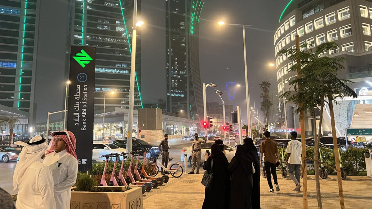 MC_Doualiya's tweet photo. مدارس الرياض ستغلق طيلة أسبوع والتعليم عن بعد: هل تترقب السعودية هجمات جديدة؟
➡️ https://t.co/dsbwerc6Hq https://t.co/Oqyc0uWOEM