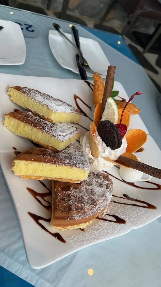 SethPossefomi's tweet photo. Acabo de probar un churro con chocolate caliente recién hecho en esa pequea cafetería del centro! El churro crujiente y el chocolate cremoso son perfectos para una tarde fresca. ， https://t.co/KUiUgI8KVw