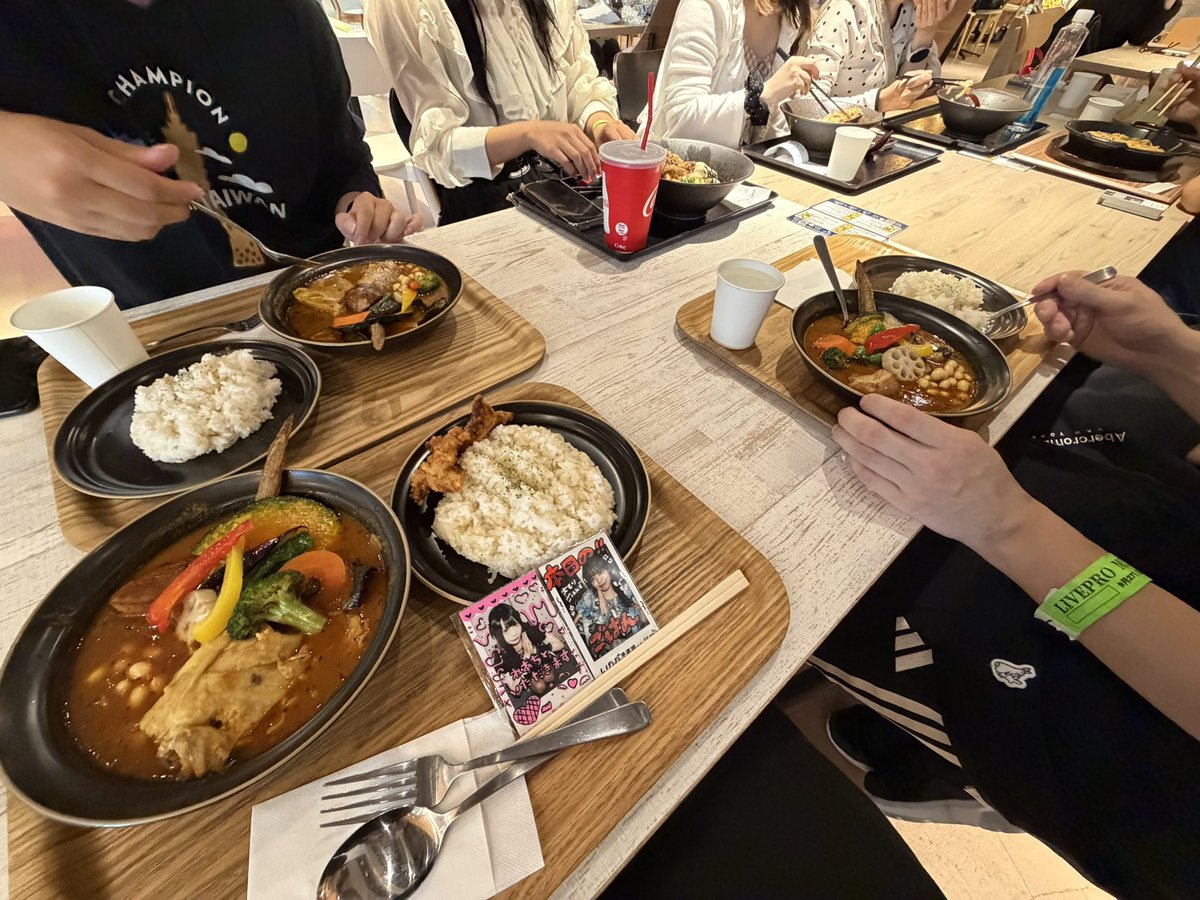 hrtcky's tweet photo. 北海道のスープカレーは美味い‼️北海道の知り合いのオタク達とご飯は良きですね〜(ちなみに手はげんさんですw)
 #まなをチャージ 
 #れあにゃんよしよし 
 #れあち補給 https://t.co/tIsUGowPTG