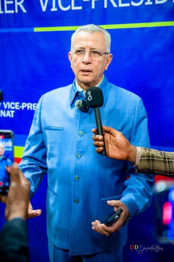 CableInfordc's tweet photo. 🔴🕊️ Crash de Kenge : Jean Bamanisa Saïdi présente ses condoléances

À la suite du crash d’avion survenu vendredi 25 septembre à Kenge, dans la province du Kwango, le sénateur Jean Bamanisa Saïdi @JeanBamanisa exprime sa profonde tristesse et présente ses condoléances aux familles des victimes, aux FARDC, au Corps de la Justice militaire ainsi qu’à tous ceux affectés par ce drame.

Dans son message, le sénateur rend hommage aux disparus et appelle également à une réflexion sur la sécurité aérienne et la préservation des infrastructures aéroportuaires, notamment pour permettre des atterrissages d’urgence et renforcer la prévention des risques.

Câble ⭕️ 
@senatrdc @TAristote64366 @JeanTawamba @StanysBujakera @Kis24Info @AlexanderBK_ @eunice_loba