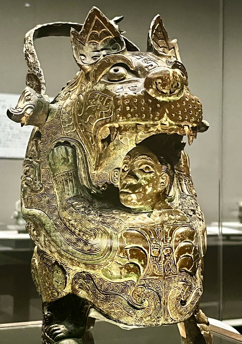 uriboh_uryan's tweet photo. 芸術新潮に饕餮文特集あり嬉しくて饕餮文青銅器見られる個人的好き博物館/美術館勝手に紹介
①今回写真提供の京都の泉屋博古館さん　世界有数の青銅器コレクションがあり鴟鴞尊の胸にいる饕餮は必見。饕餮紋様が施された青銅器の多さに驚く。饕餮以外にも虎の大口に人がいる虎卣も珍品

#十二国記 https://t.co/7AXsWr9l6C