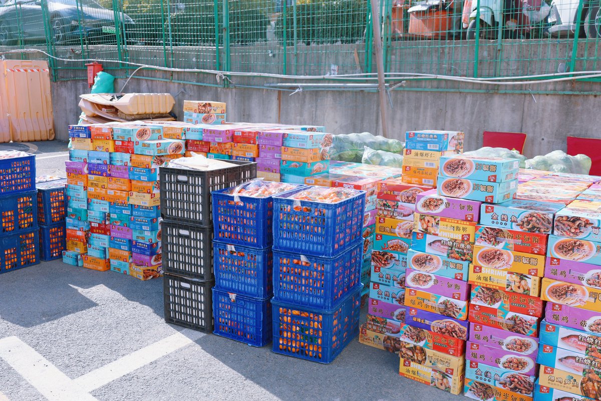 ericluna821677's tweet photo. Just spent a heartwarming morning volunteering at the community food bank, packing 200+ care packages for local families in need. Every small act adds up to big kindness  #VolunteerLife #CommunityHelp https://t.co/NTE5qIpHOj