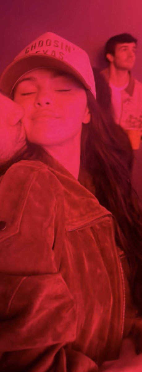zadrowey's tweet photo. not selena serving 2020 mog for Brady’s new movie krkrkrkrkrk I’M SAT https://t.co/gMQZ6TRD02