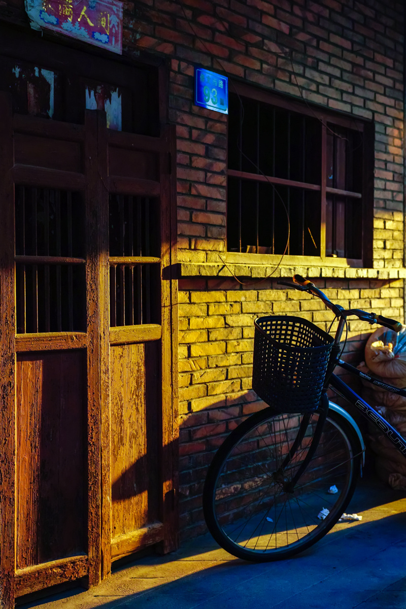 nikovu534276's tweet photo. Golden hour light hitting the vintage bike locked to the brick wall on the side street. Pure unplanned city charm. https://t.co/4ZytB0vpXF