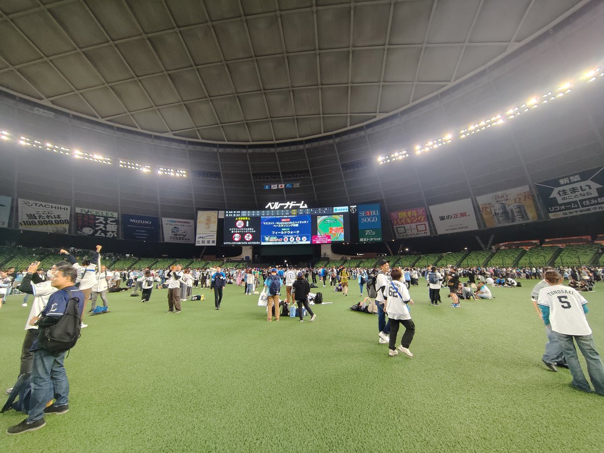 cocktailpenguin's tweet photo. 昨日はベルーナドームに行ってきました

ホームランで先制したけどすぐに逆転されて、このまま負けるか⁉️と思ったら９回ウラにまさかの逆転サヨナラ勝ち✨

試合後、グラウンドに降りることも出来ました❗

#ベルーナドーム　#埼玉西武ライオンズ　#プロ野球　#パ・リーグ https://t.co/6HbiQ9e75h