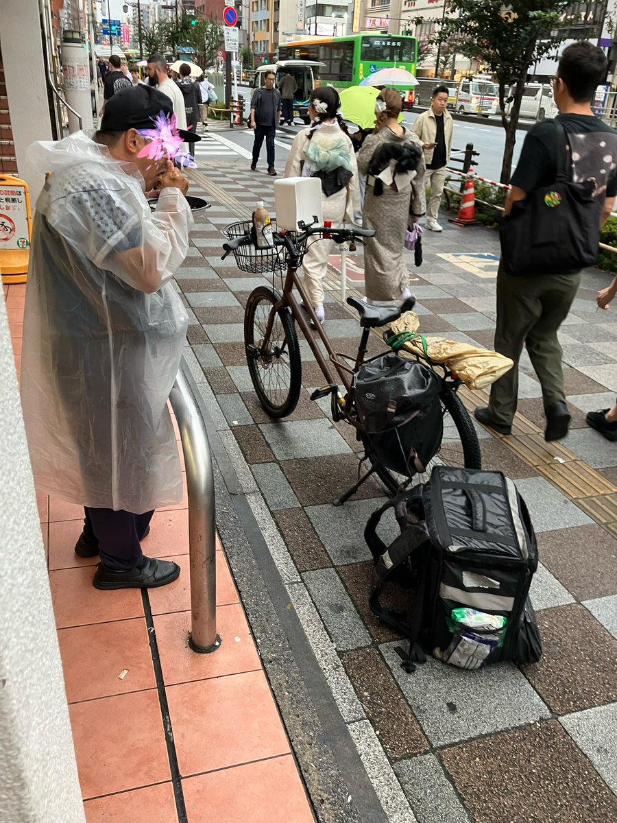 tzZRc4vq0b65090's tweet photo. 雨の中のウーバー配達員、立ってコンビニ弁当食らう日々。こう言う人こそ、Xの「AI美女で月30万」やってほしい。
#uvereats #デリバリー https://t.co/Zz9egBPFFv