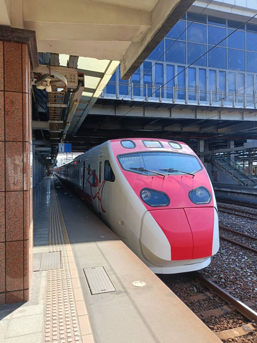 yamerikan's tweet photo. 娘が１週間の台湾旅行から帰国。台北➝台中➝台南➝高雄➝花蓮➝台北と電車で移動し台湾1周🚃
台北ではちいかわのテーマパークで遊び、夜市などで美味しい物を食べまくり、各地の博物館や美術館を巡り凄く���しかったそう。車窓から見る景色も良かったって。今度ゆっくりお土産話を聞きたいです。 https://t.co/UPgT1qa2YI