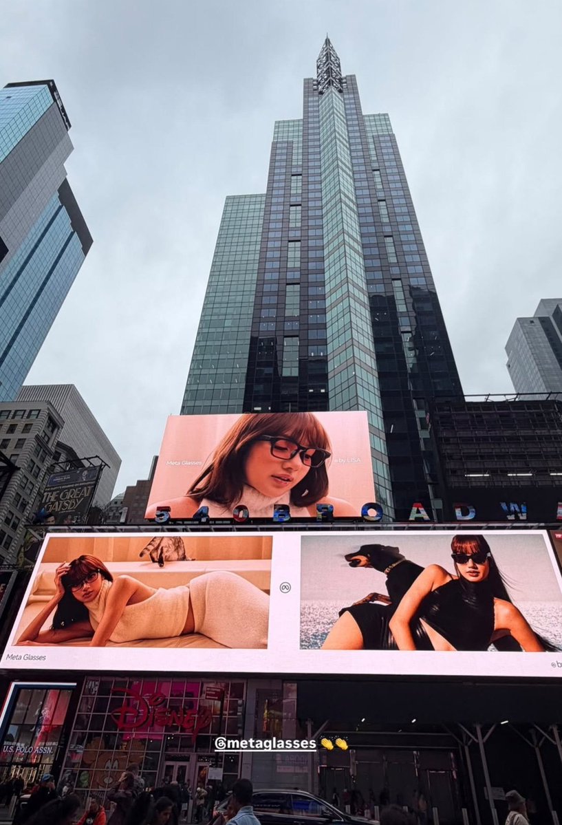 TeamLISAfr's tweet photo. #LISA spotted dans de grands panneaux publicitaires à Time Square NYC pour sa collaboration avec @Meta. 

#MetaGlassesbyLISA https://t.co/AgA0d5a133