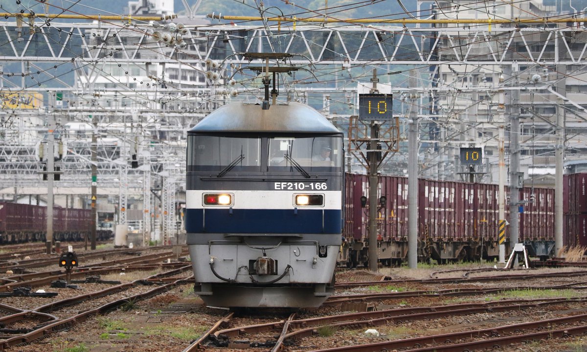ja819061's tweet photo. ＃東海道本線　＃富士駅　＃貨物列車移動中

＃EF210-166 https://t.co/bKeWw3358A