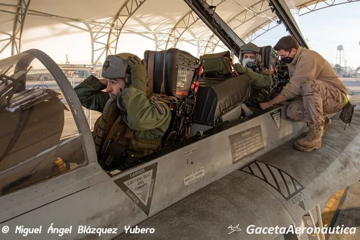 LineroTifon's tweet photo. Últimos ajustes en un EF-18B del Ejército del Aire y del Espacio antes de partir a cumplir una nueva misión de adiestramiento. https://t.co/PuVja06Qys