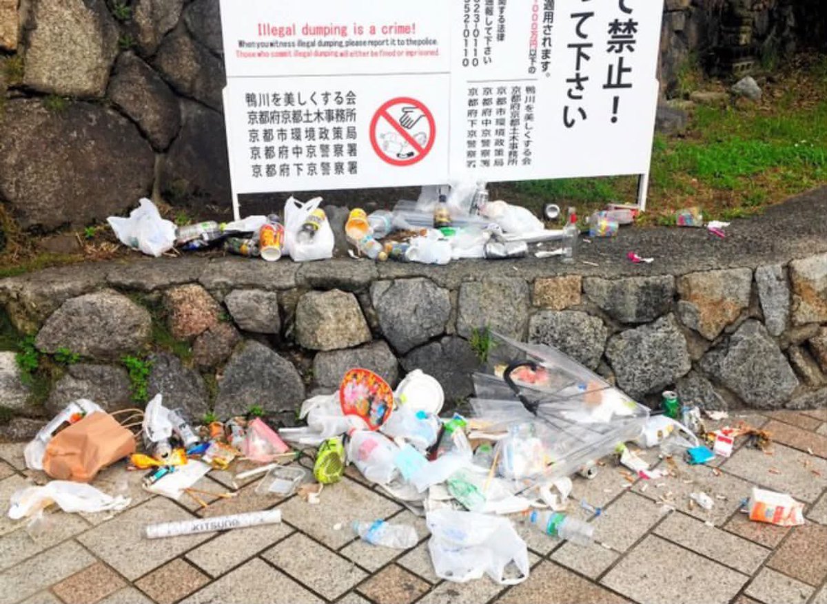 mayuhappy831's tweet photo. 今の京都の鴨川。

私たちの生活領域にズカズカ入り込み
平然とルールを破られて、腹が立つ。

日本が今まで清潔で、ご飯が安くて美味しくて、夜でも安全な国だったのは
''日本人''が「人に迷惑をかけないように」って、ずっと気遣いと我慢を重ねて創り上げてきたからなんだよ💢💢

お願いだから国に帰って