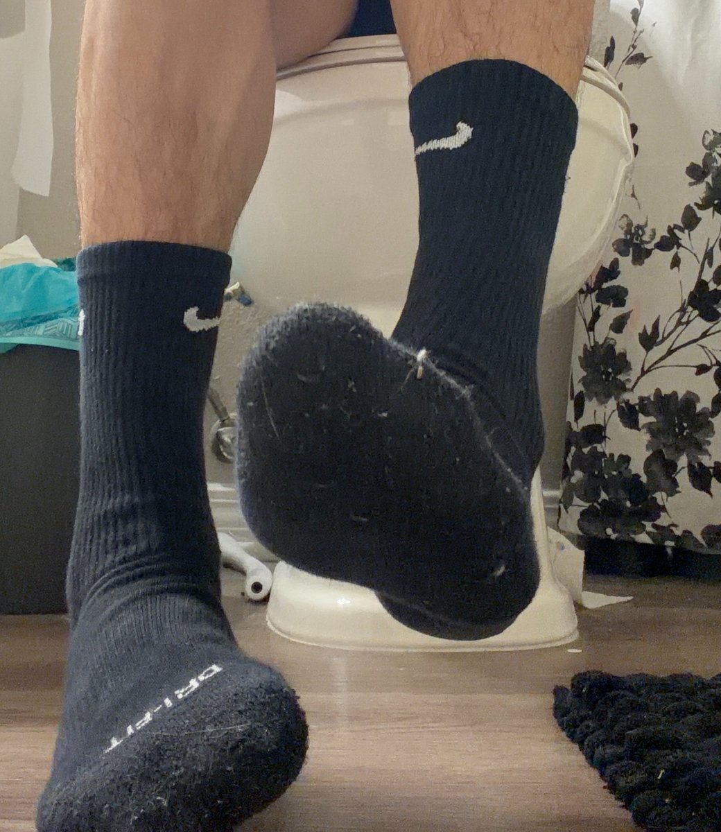 nikesock_lover's tweet photo. finally home after double shift 🫩

#mlm #footfetısh #sockfetish #socks #nikesocks #feet #feetfetısh #feetworshi̇p #gay #gayfeet #gayfeetworship #sockworship https://t.co/TJctBuecPR