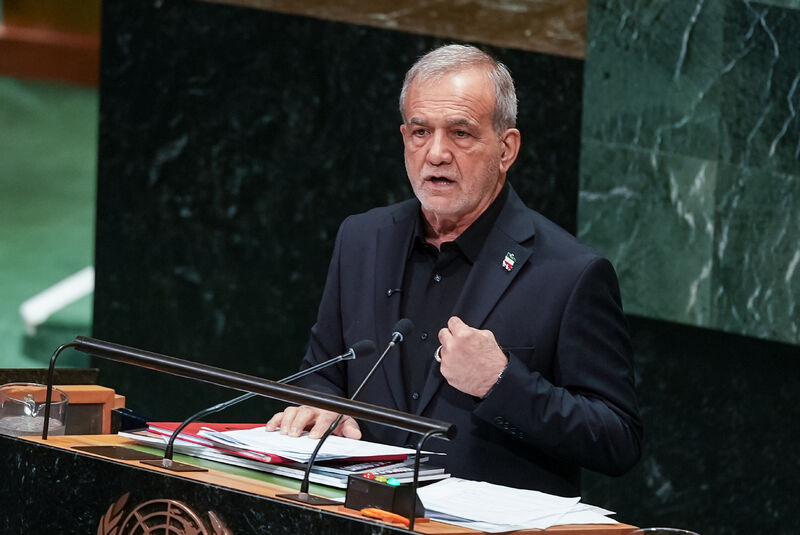 Haberturk's tweet photo. İran Cumhurbaşkanı Mesud Pezeşkiyan, Suudi Arabistan, Türkiye ve Pakistan arasında imzalanan Mekke Savunma Anlaşması'nı, Müslümanların birleşmesi adına atılmış bir adım olarak değerlendirdiklerini belirterek, "Bu, kavga etmek yerine Müslümanların yan yana oturması ve İslami birliği gerçekleştirmesi yönünde atılmış olumlu bir adım" dedi https://t.co/qMEhCYqecS