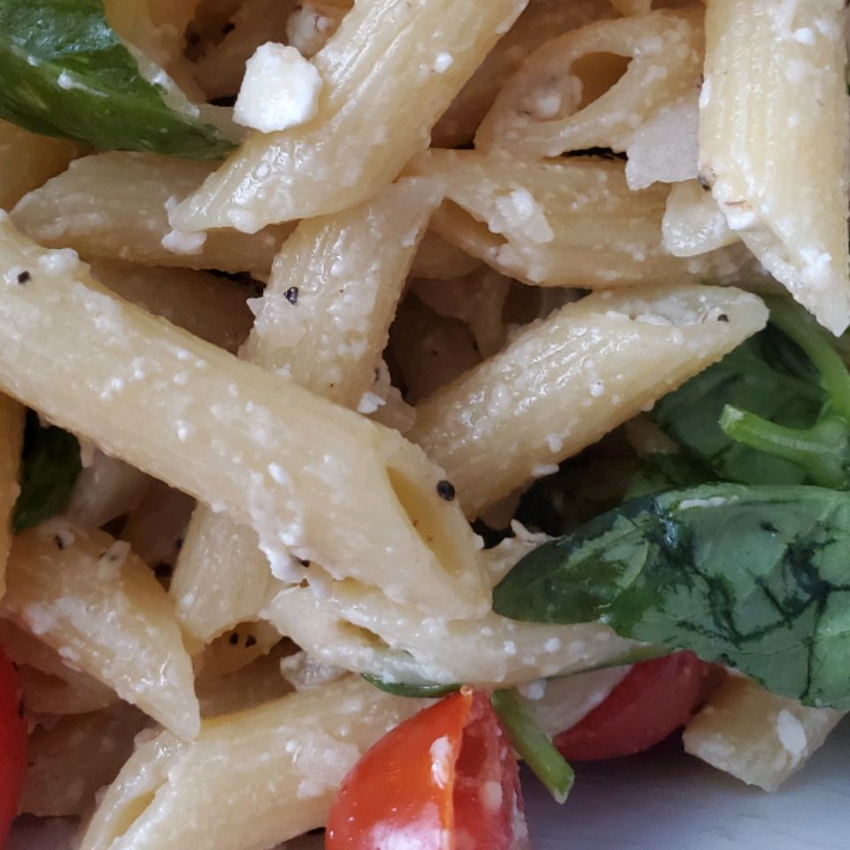 AlidaMortejt1a's tweet photo. Me hice pasta con tomate fresco, albahaca y ajo en 15 minutos! Sabe delicioso y no lleva ingredientes complicados. https://t.co/y3vLTSUjE0
