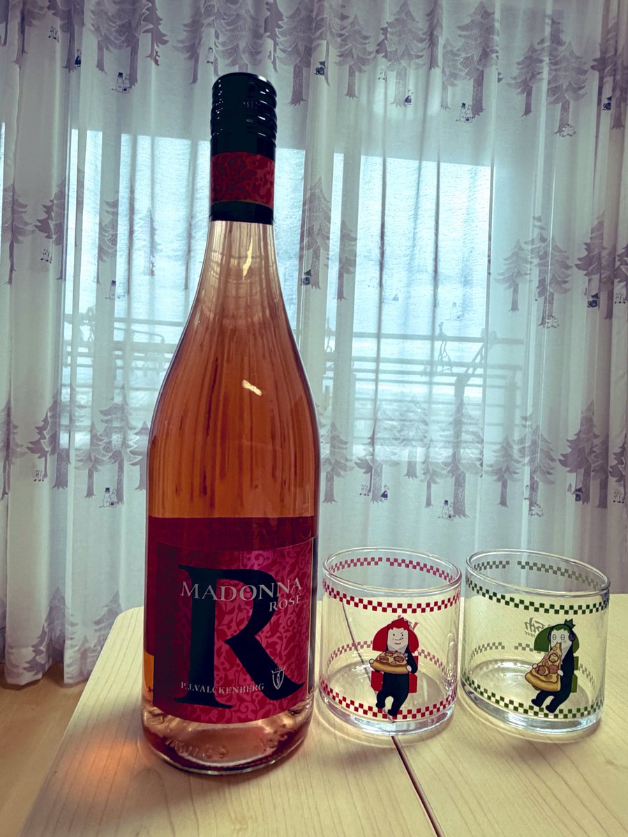 atomsmith3ato's tweet photo. ロゼワインを初めて飲んでみた
阪神百貨店でロゼワインが並んでいるのが前から気になっていて、近所のスーパーで安いのが売ってたから買ってみた
飲みやすくて美味しかった！
赤と白の中間みたいな感じやったんやね！
ロゼっててっきりバラのエキスが入ったワインなのだとずっと勘違いしてた🥀笑 https://t.co/hFfukhJuGV