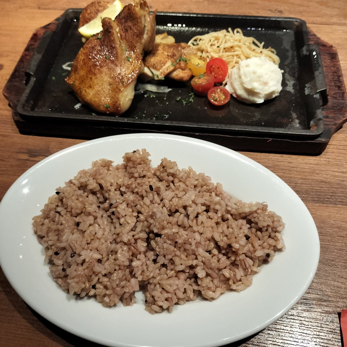ssssmooosee's tweet photo. 銀座の��ンチはここ一択
モモ肉１枚使ったボリューミーなチキンステーキに、ドリンク５種(烏龍茶、りんごジュース、茜茶、ビネガードリンク、コーヒー)飲み放題、サラダとスープもおかわり出来て1,650円はコスパ良すぎ https://t.co/n9qhiylOd3