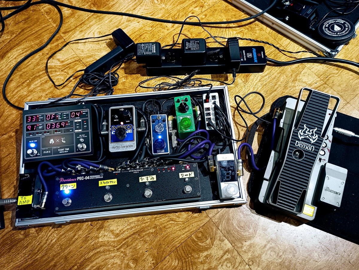 kmar7strings's tweet photo. とある同好会のスタジオでした。画像は今回のために組み直してみたボードと弦楽器隊の足下。
#エフェクターボード2026 #エフェクターボード #pedalboard https://t.co/LBrjnTWvoI