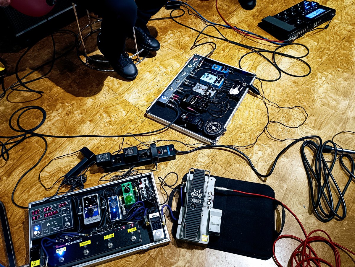 kmar7strings's tweet photo. とある同好会のスタジオでした。画像は今回のために組み直してみたボードと弦楽器隊の足下。
#エフェクターボード2026 #エフェクターボード #pedalboard https://t.co/LBrjnTWvoI