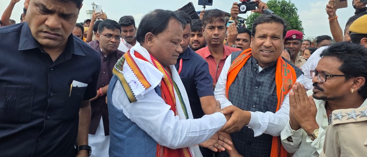 otvkhabar's tweet photo. #କୋଟପାଡ଼ରେ_ମୁଖ୍ୟମନ୍ତ୍ରୀଙ୍କ_ଅନୁଧ୍ୟାନ
-ବନ୍ୟା କ୍ଷୟକ୍ଷତି ଆକଳନ ନେଇ କୋରାପୁଟ କୋଟପାଡ଼ରେ ମୁଖ୍ୟମନ୍ତ୍ରୀ
-ରାଜସ୍ବ ମନ୍ତ୍ରୀ, ଗଣଶିକ୍ଷା ମନ୍ତ୍ରୀ, ନବରଙ୍ଗପୁର ସାଂସଦ ଉପସ୍ଥିତ
-ବୋଟ୍ରେ ଯାଇ ଲୋକଙ୍କ ଦୁଃଖ ଦୁର୍ଦ୍ଦଶା ବୁଲି ଦେଖୁଛନ୍ତି
#OdishaFloods #CMMajhi #Koraput #Kotpad #FloodDamageAssessment #OdishaCM #FloodRelief #Nabarangpur #OTV
