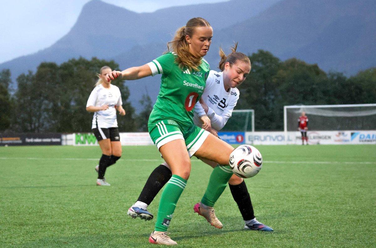 Sunnmorecom's tweet photo. TORE AARFLOT: Osdal senka Hødd 

Volda-damene vant 1–0 mot Hødd, etter et tidligere tap mot Blindheim. Birte Humberset Osdal ble matchvinner med scoring etter 29 minutter. Dato: 26. september.

https://t.co/b7YjocplJ3 https://t.co/LaCo86wX8v