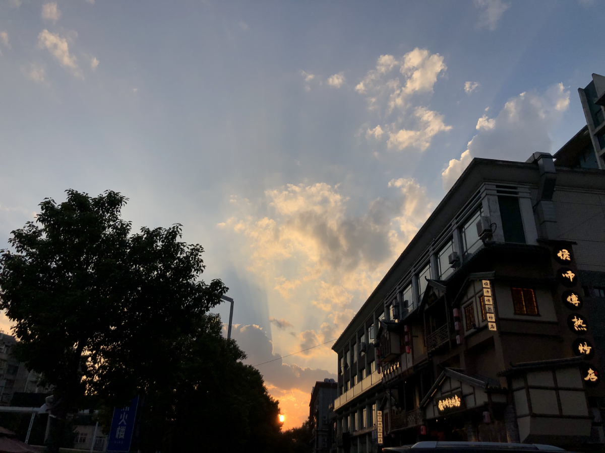quangerik256341's tweet photo. Caught this golden hour glow spilling over a neighborhood bodega awning—little city magic I almost missed.， https://t.co/3FkYNAnyNl