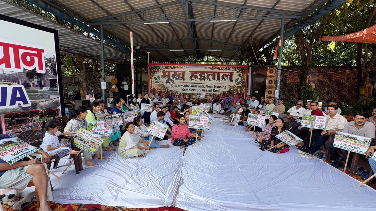 SaraswatiRwaD6's tweet photo. @official_dda’s proposed shopping centre would take away scarce, usable open space while the need for another commercial facility remains unanswered. 

Residents say they were promised 14 acres of open space at possession in 2011, but only about 4 acres remain.

#CSC that has existed since 2010 remains unused or largely non-functional. 

150+ residents from the societies of #megahousingcomplex D6 #VasantKunj have gathered today in support of the one day hunger strike.