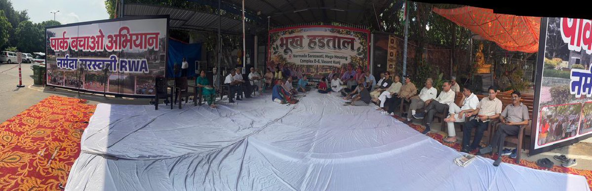 SaraswatiRwaD6's tweet photo. @official_dda’s proposed shopping centre would take away scarce, usable open space while the need for another commercial facility remains unanswered. 

Residents say they were promised 14 acres of open space at possession in 2011, but only about 4 acres remain.

#CSC that has existed since 2010 remains unused or largely non-functional. 

150+ residents from the societies of #megahousingcomplex D6 #VasantKunj have gathered today in support of the one day hunger strike.