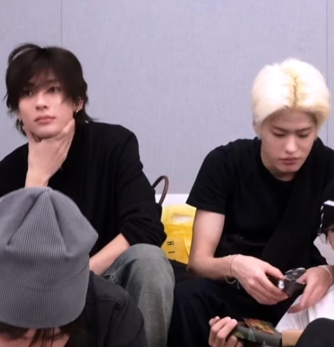 narvava89163's tweet photo. เหมือนคนงอนกันแต่ดันติดskinship ขนาดตัวขนาดเข่า พี่ยอมๆ https://t.co/ltwF97XzpK