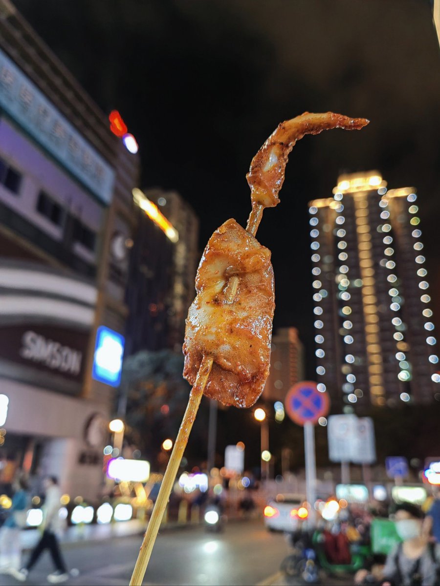 rosejack688337's tweet photo. Chasing late-night cravings  Just grabbed a crispy fried squid skewer from the street stall—warm, salty, and full of street vibe! https://t.co/bgyi2QR9T0