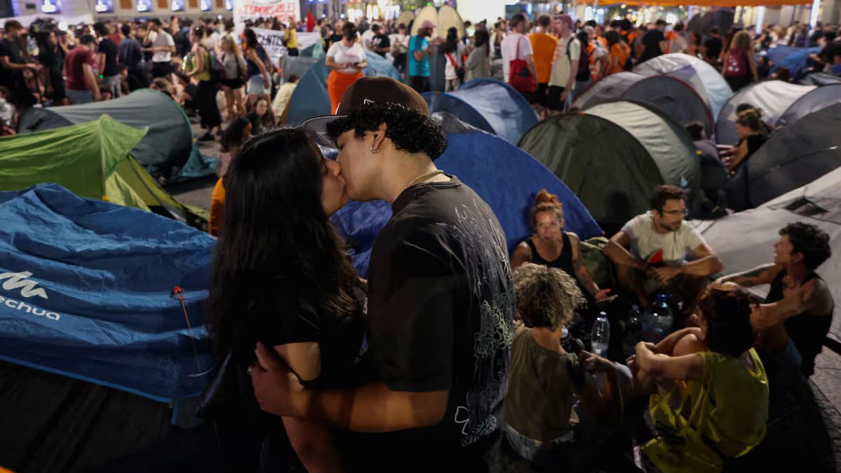 MorenoG_Agustin's tweet photo. Todo son símbolos. Maricarmen como Rosa Park, la Puerta del Sol como el 15-M, el Sindicato de Inquilinas así en feminista.
Cuando haya sondeos, el 80% estará con Maricarmen y poquísimos con los buitres alonsos.
La acampanada es recuperar espacio público robado. Espabila Gobierno https://t.co/ocM7j64CiL