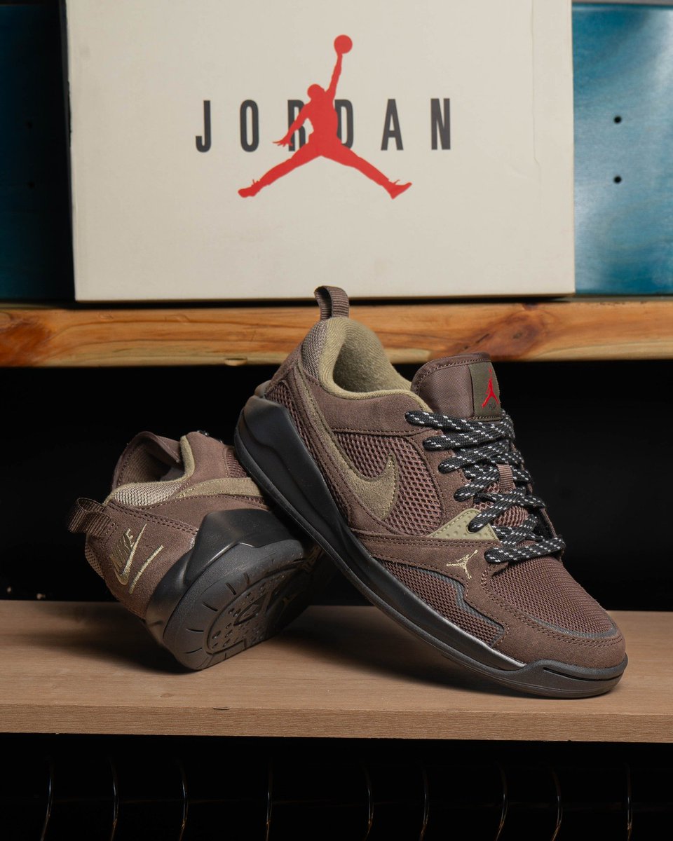 MwacheezyC's tweet photo. Nike Air Jordan CMFT Era 'Baroque Brown'

Size 40_41_42_43_44_45 

💰Ksh.5200 https://t.co/CVv8EsakZu