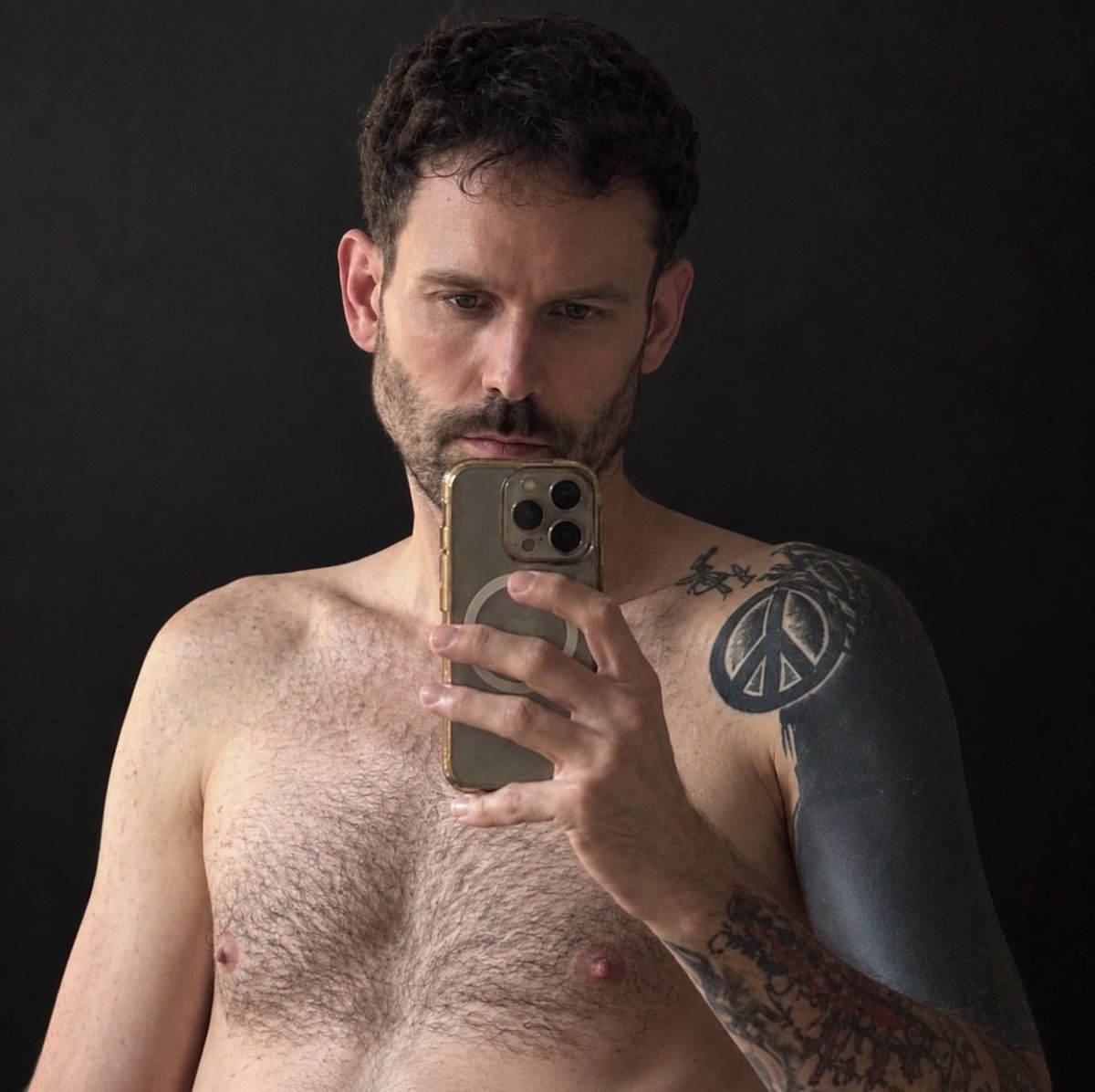 simxo0's tweet photo. Mirror, mirror… 😏
Leave a like if you like what you see. 🖤
#Gay #GayMen #Bearded #BeardedGay #Handsome #ThirstTrap #GayNSFW #NSFW #Queer #LGBTQ #GayBoy #GayGuys #DaddyVibes #HotGuys https://t.co/g6cNHVMiHp
