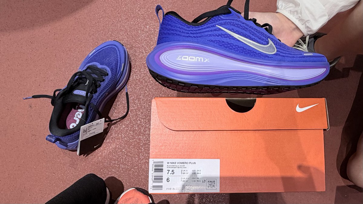 tagya_Run's tweet photo. 膝痛めてるなら、一旦フォームを見直した方がいいんじゃないかと思い、ナイキのNSRL formに行ってきました！😙店員の方が丁寧に、改善点やら合うシューズの種類を教えてくれました！流石に購入は、しませんでしたが、いつかボメロ買いたい！カラーも可愛いのです💜👟 https://t.co/aBZgNJh4lN