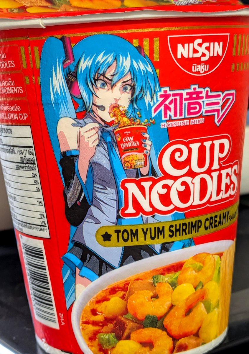 orion1541's tweet photo. タイ在住の先輩から貰った初音ミクコラボ？のカップヌードル
読めないけど画像から察するにトムヤムクン風だろう

美味かった…
けど添付の薬味が、頭突き抜けるくらい辛かった

そらミクさんもこんな顔になるわな！ https://t.co/kkPZLtL0cO